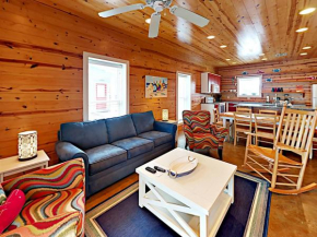 TC101 Townhouse Located in Town, Close to beach, Shared Pool Pet Friendly